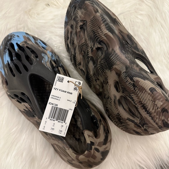 100% Authentic YEEZY FOAM RNR - Picture 4 of 9